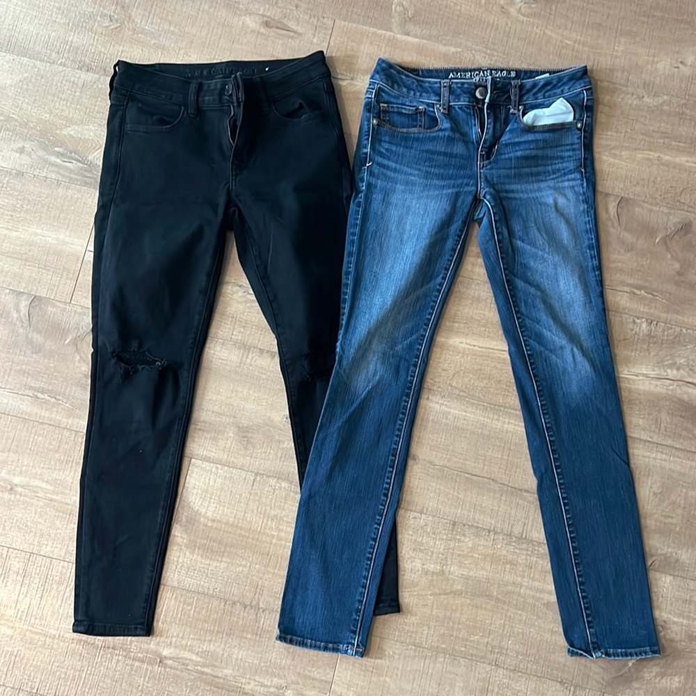 2 pairs American Eagle jeans
